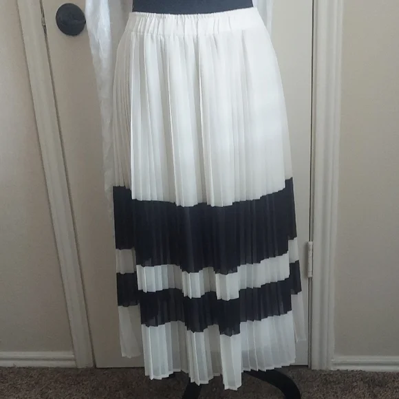 Black and White Midi A-Line Skirt - Picture 2 of 7